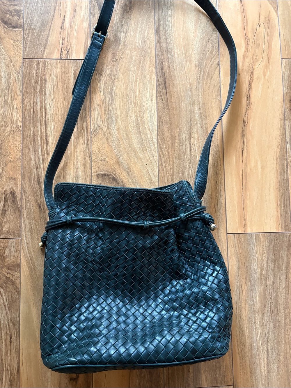 Italian leather woven shoulder bag - black